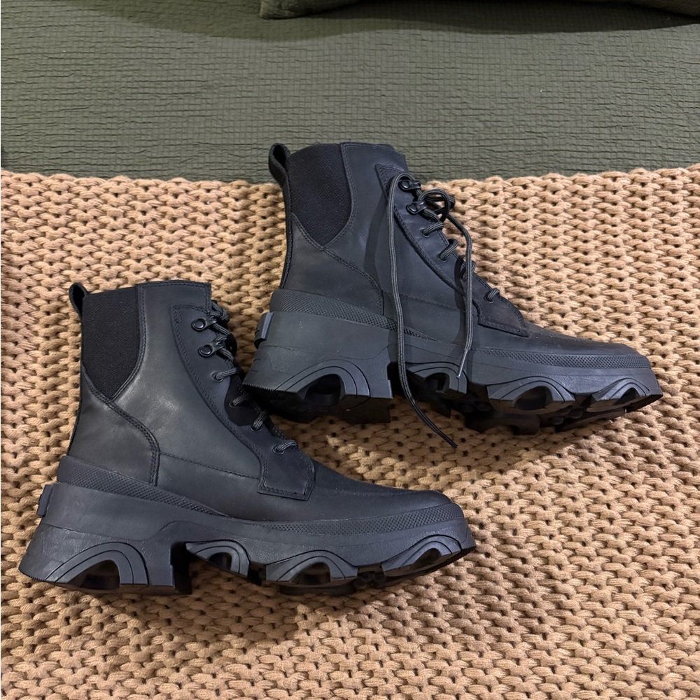 Women’s black sorrel waterproof boot